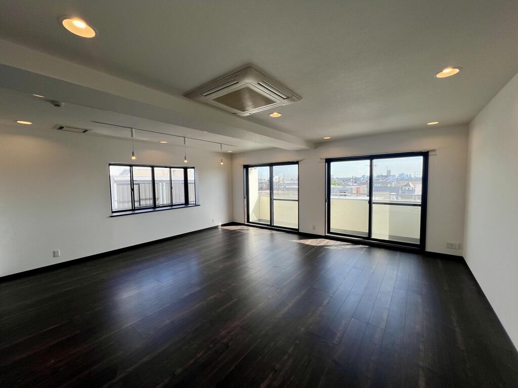 居室・リビング　約20帖のリビングダイニング（2025.10.02撮影）