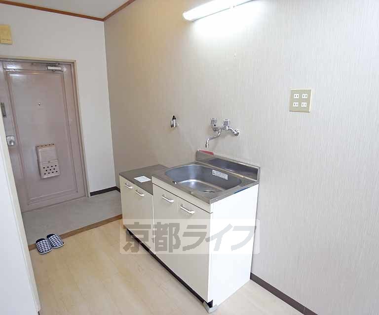 キッチン　コンパクトですがスペースは広いです。