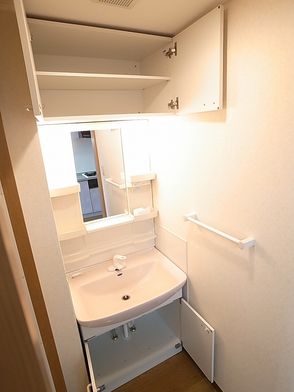 洗面設備　上下に収納がしっかりある独立洗面台