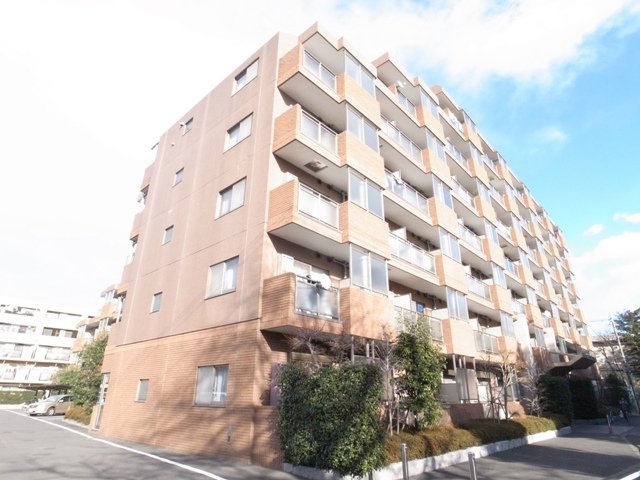 建物外観　東南角に立地した日当たりの良いマンションです。