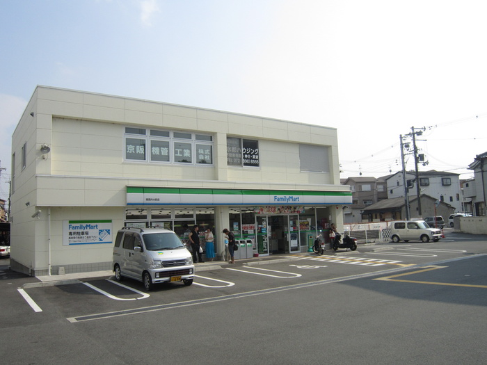 コンビニ　ファミリーマート（コンビニ）まで70m