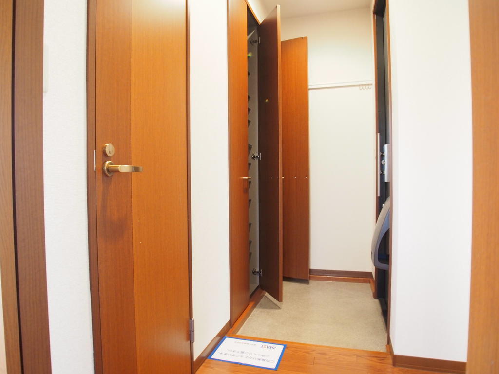 玄関　玄関ホールに完備の天井高のシューズボックス内！！