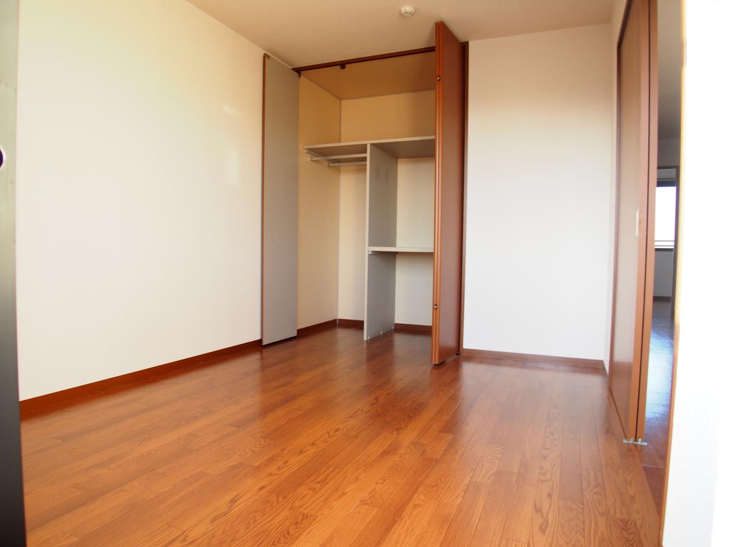 その他部屋・スペース　南面に位置する洋室5.9帖間には天井高のクローゼット完備！！