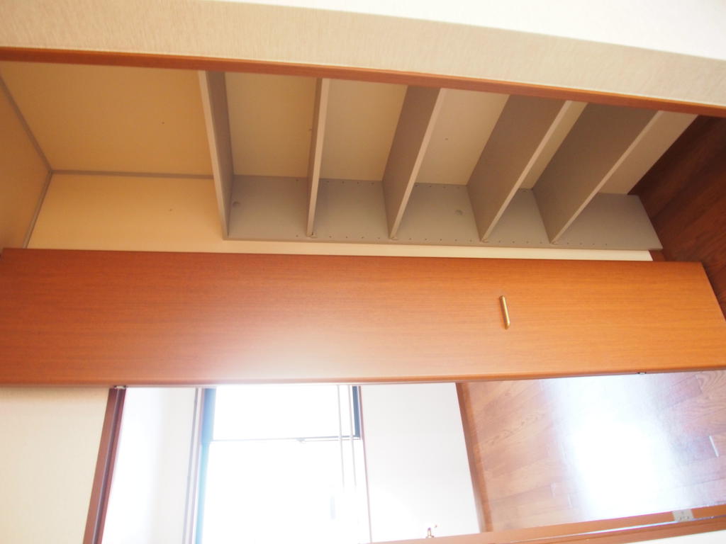 収納　キッチン脇には食器棚としても利用可能な収納があります！！