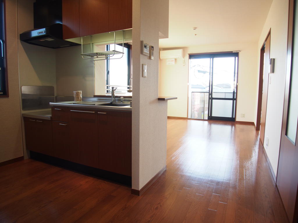 居室・リビング　対面キッチンで角部屋2面採光のリビング！！