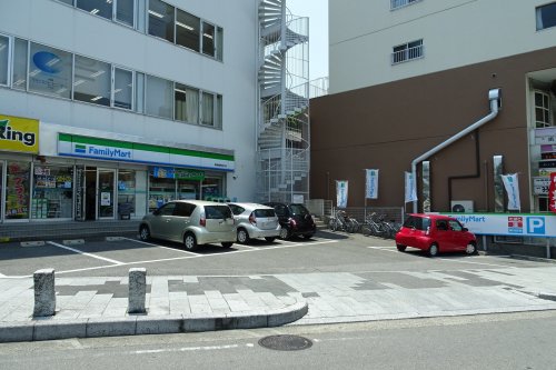 コンビニ　ファミリーマート　東岡崎駅南口店（コンビニ）まで243m