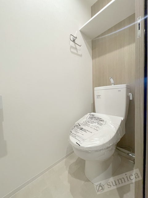 トイレ　人気アイテムの温水洗浄便座。清潔感のあるトイレです。