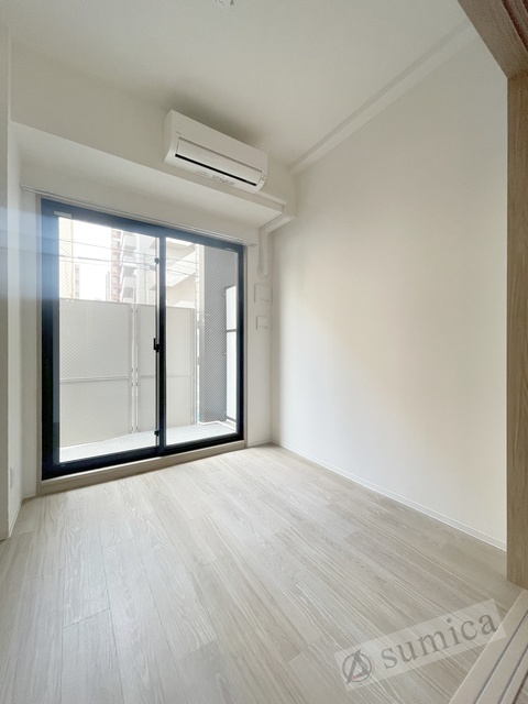 バルコニー　おおきな窓で明るさを演出。