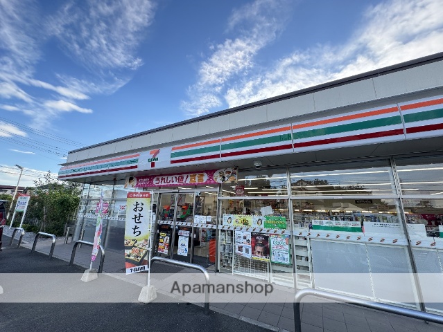 コンビニ　セブンイレブン（コンビニ）まで736m