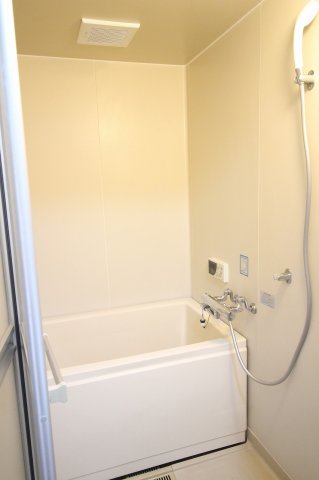 バス・シャワールーム　落ち着いた空間のお風呂です