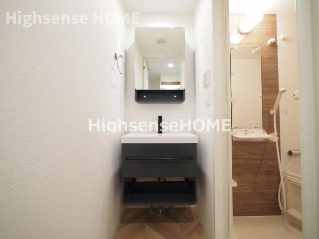 洗面設備　明るい洗面所です