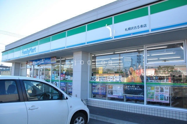 コンビニ　ファミリーマート札幌北33条東10丁目店（コンビニ）まで486m