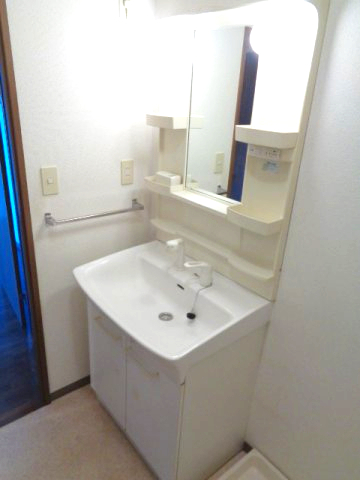 洗面設備　※別号室の参考写真です(現況優先・仕様違いの場合あり)