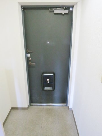 玄関　※別号室の参考写真です(現況優先・仕様違いの場合あり)