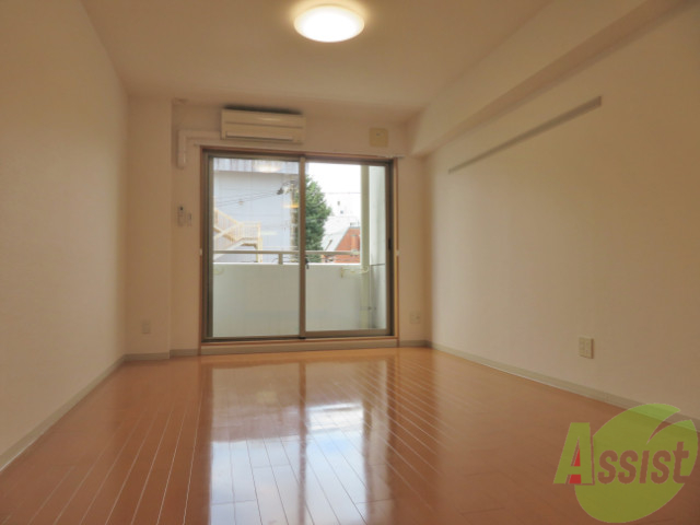 その他部屋・スペース　フローリングのお部屋なのでベッドを置いて寝室の出来上がりです