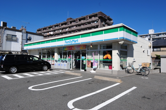 コンビニ　ファミリーマート（コンビニ）まで860m