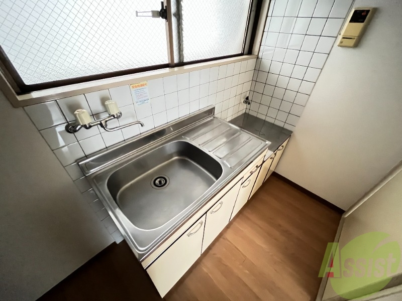 キッチン　キッチン上部に窓が付いている為、空気の入れ替えができます。