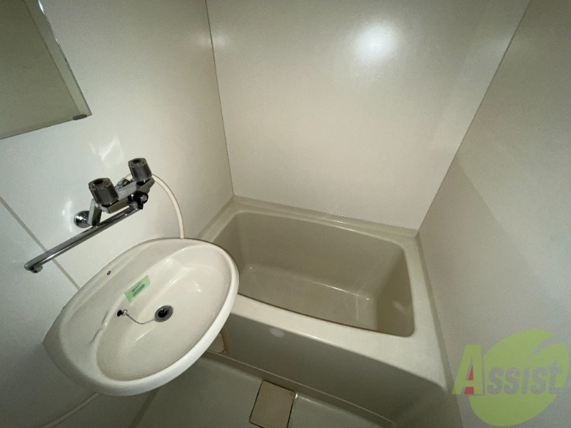 バス・シャワールーム　浴槽は深さがあるので、しっかり浸かれます。