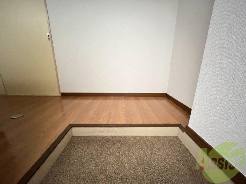 玄関　玄関は広く、フローリングもとても綺麗ですね。