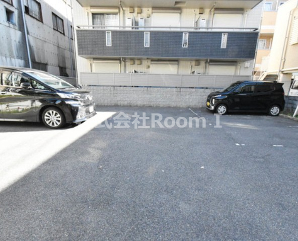 駐車場　駐車場があるので、車を買う予定の方も安心です