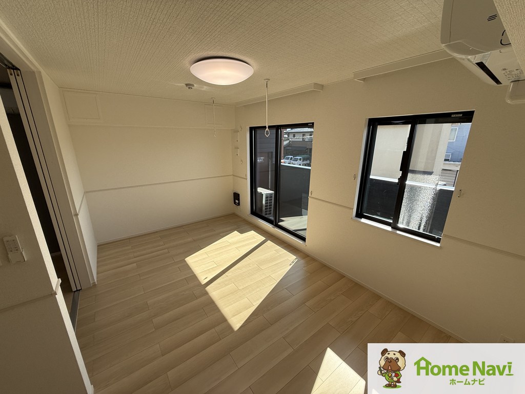 居室・リビング　エアコン付。インターネットが無料で使えます。