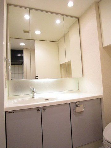 洗面設備　大型洗面台ミラー、収納もたっぷり☆