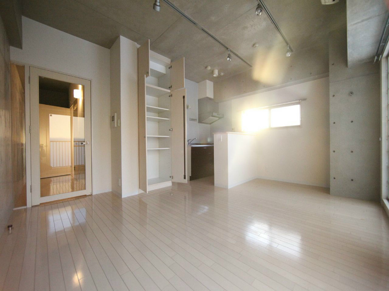 居室・リビング　ＬＤＫ12.4帖　コンクリート打ちっぱなし　収納棚付き