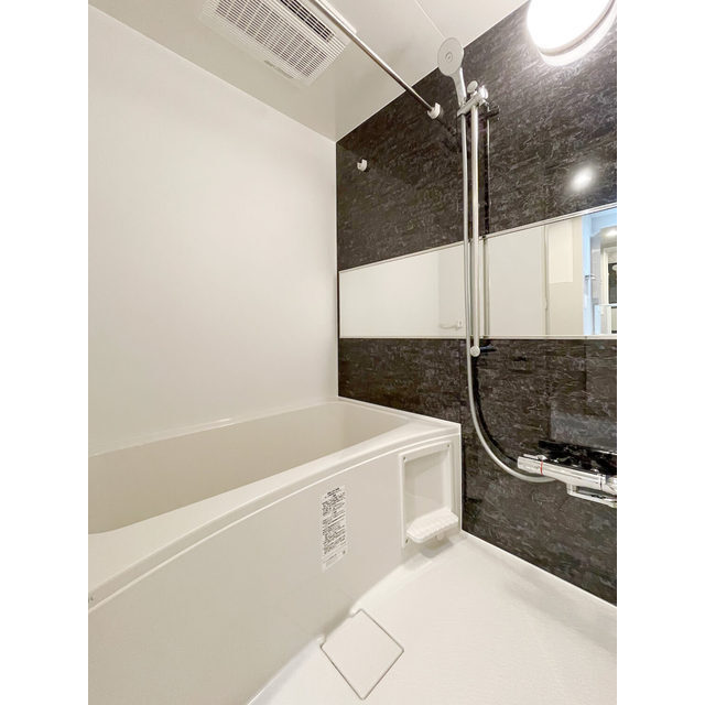 バス・シャワールーム　明るい色調の室内です