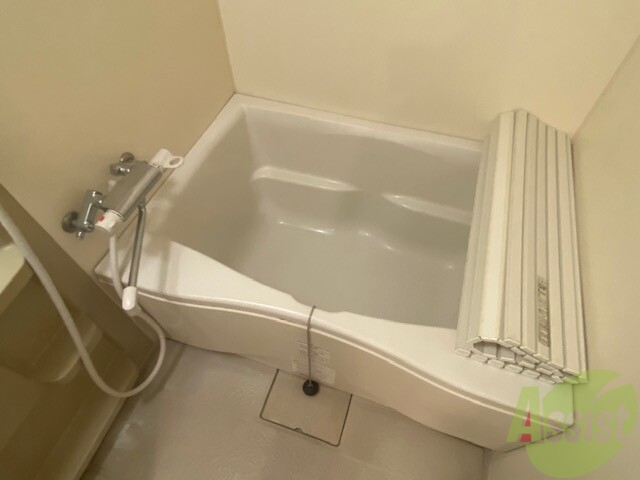 バス・シャワールーム　白を基調とした清潔館のある浴室です。湯船にも浸かれます。