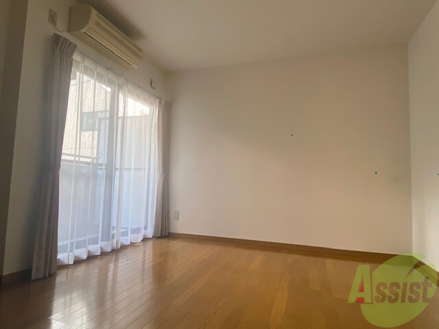 居室・リビング　リビングは日がたくさん入って明るい雰囲気です。