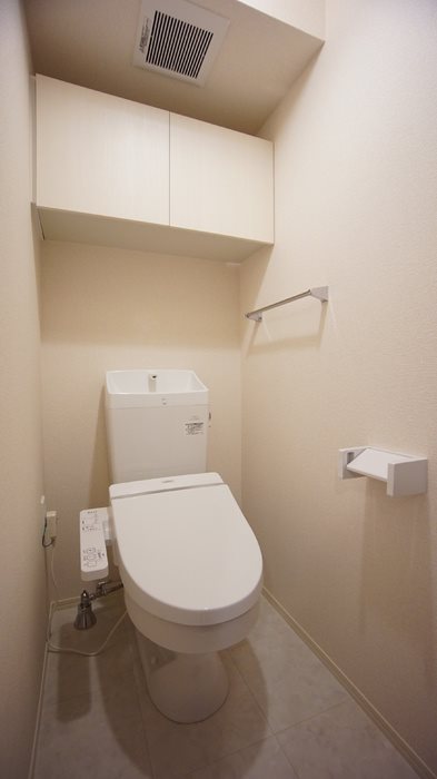 トイレ　収納スペース付き、温水洗浄便座のトイレ