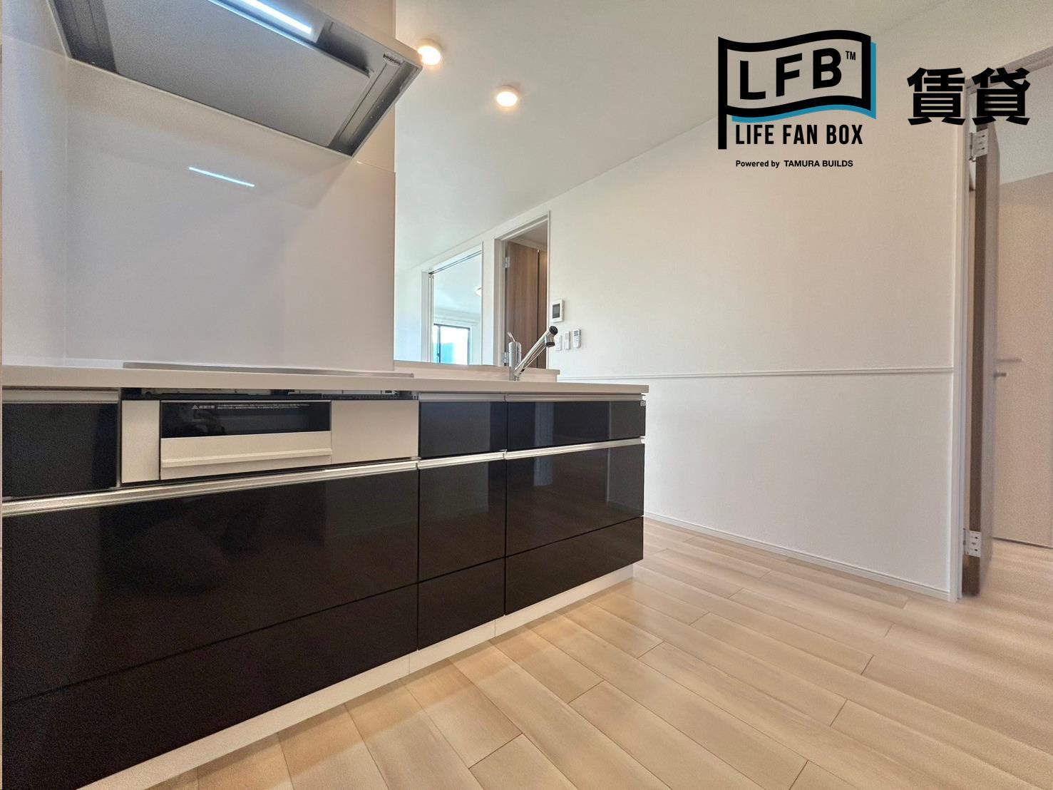 キッチン　※同シリーズ別物件の室内写真です。壁紙や床の色、仕様・設備が