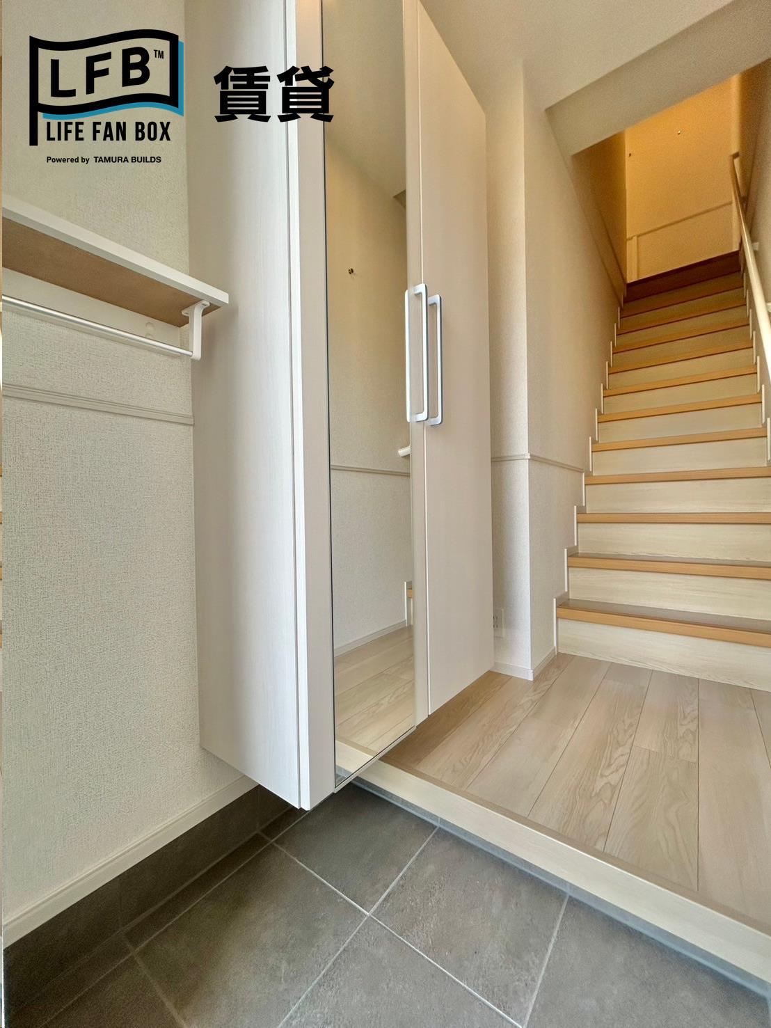 玄関　※同シリーズ別物件の室内写真です。壁紙や床の色、仕様・設備が