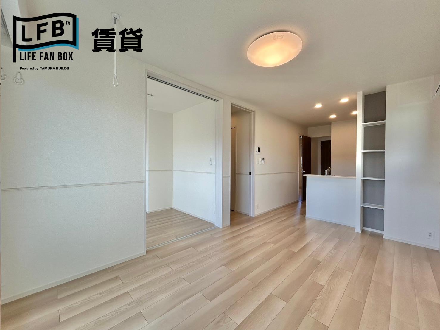 居室・リビング　※同シリーズ別物件の室内写真です。壁紙や床の色、仕様・設備が