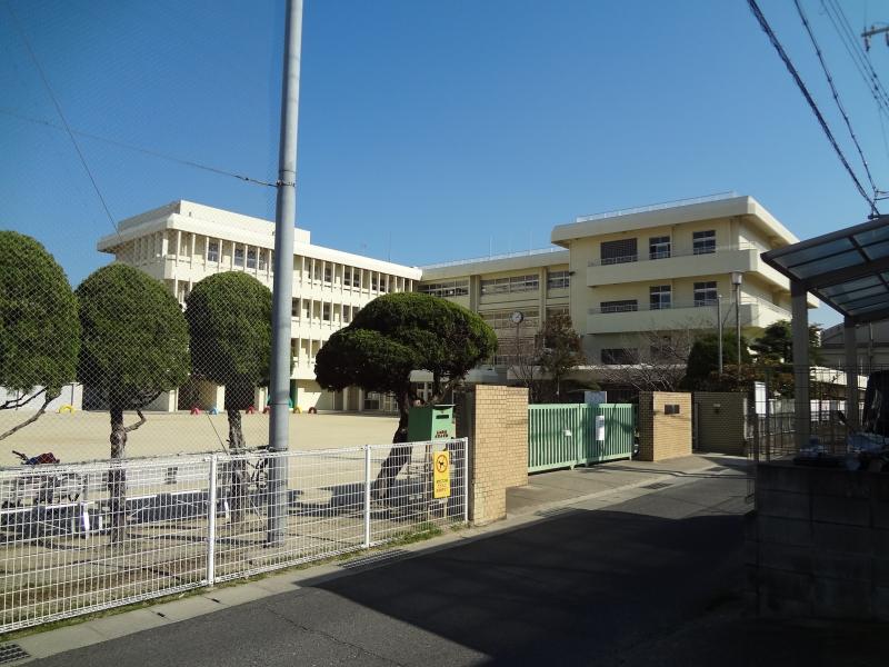 小学校　大和高田市立浮孔小学校（小学校）まで978m