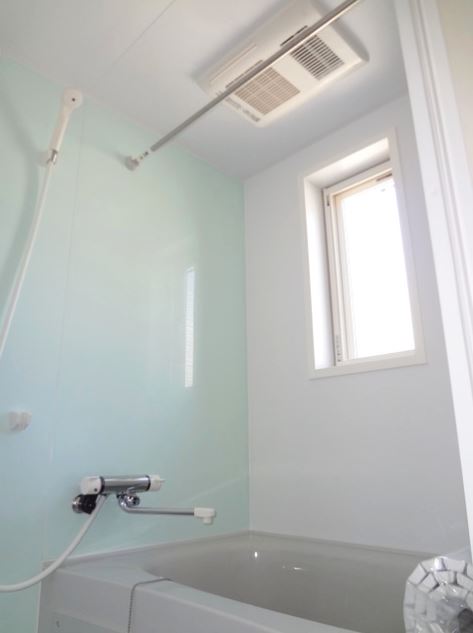 バス・シャワールーム　嬉しい追い焚き・浴室乾燥機付きです♪