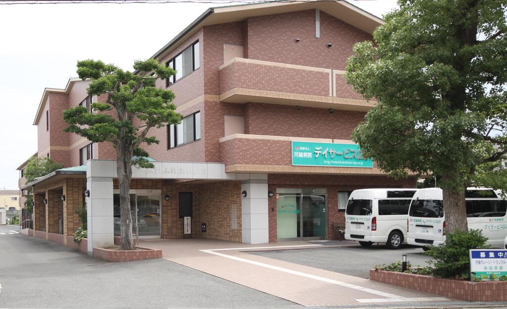 建物外観　1階はテナント（デイサービス）