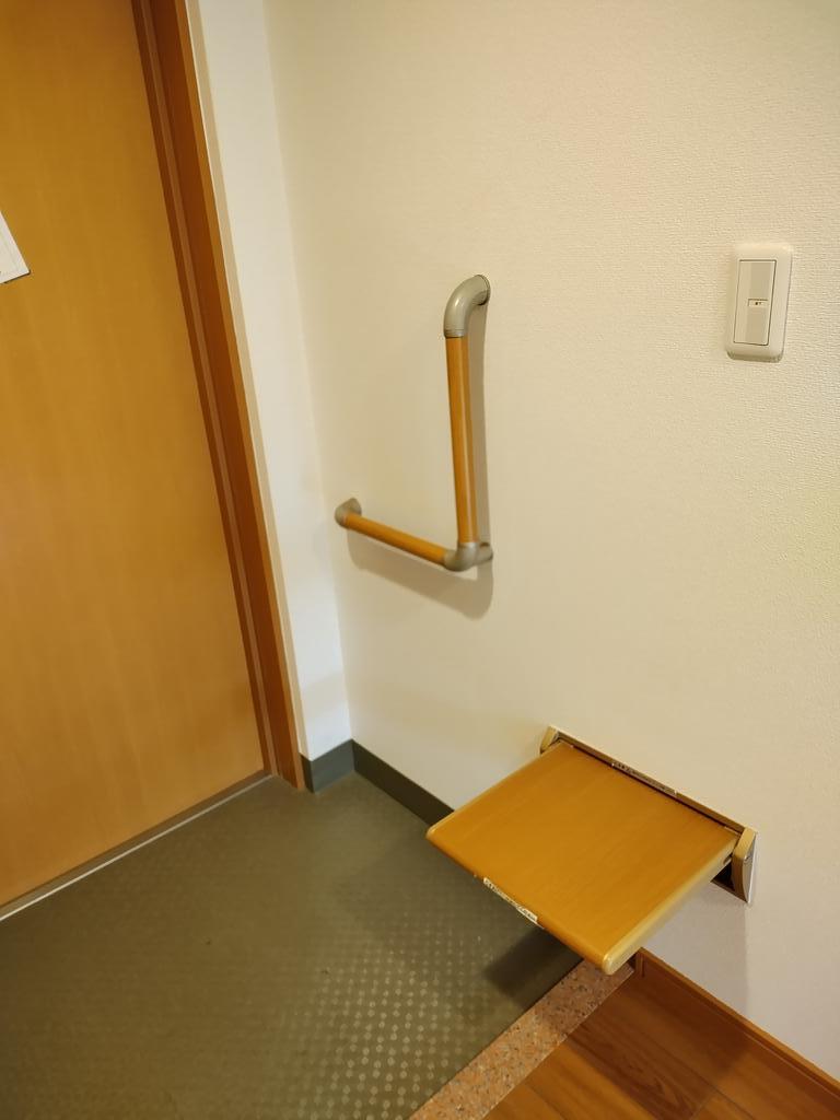 玄関　手摺・ベンチ付き