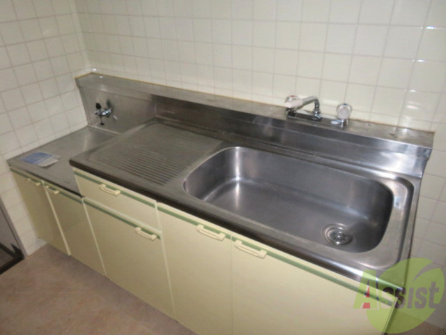 キッチン　キッチンはコンパクトでシンプルですねー。