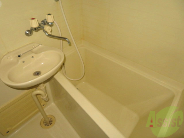 バス・シャワールーム　こちらがお風呂になります一日の疲れはこちらで癒してくださいね