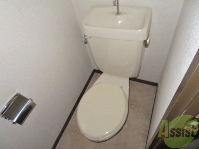 トイレ　こちらがトイレです嬉しいウォシュレット付きですよ。