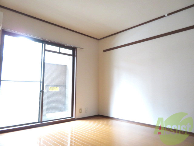 居室・リビング　こちらが８帖フローリングのお部屋になります。