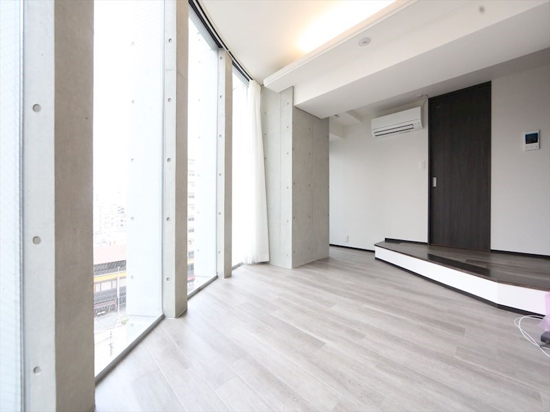 居室・リビング　ＬＤＫ12.2帖　エアコン完備　バルコニー