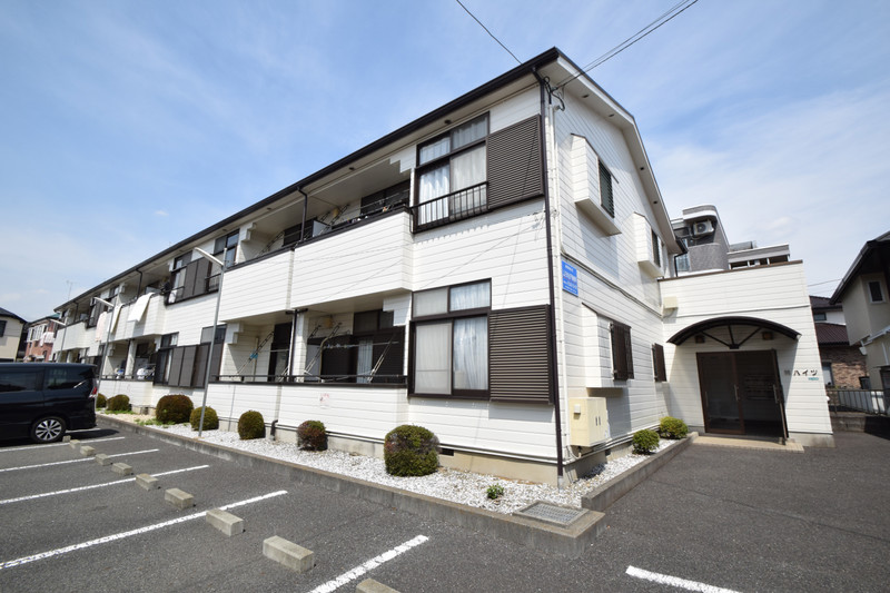 建物外観　南西向きで目の前が駐車場！開放感あります！