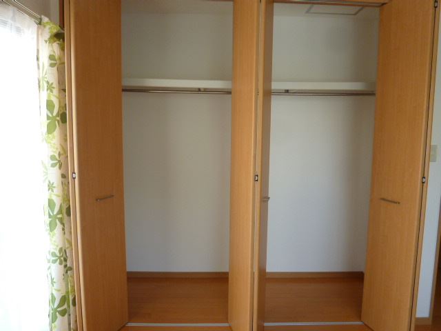 収納　ハンガーパイプ付きの収納です