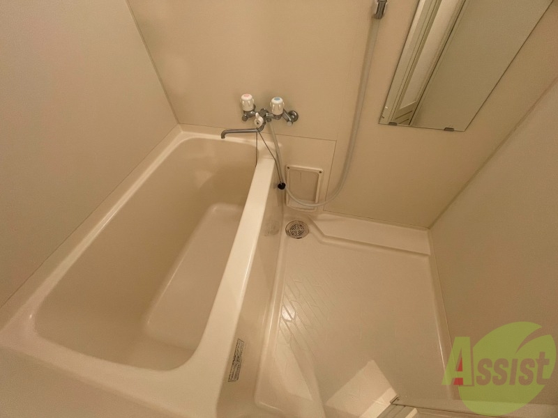 バス・シャワールーム　バスルームはこちらです。広々としてゆったり休めます。