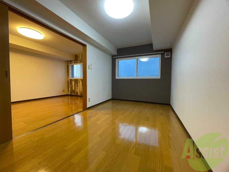 その他部屋・スペース　寝室を別の角度から撮影しました。お昼寝したくなりますね。