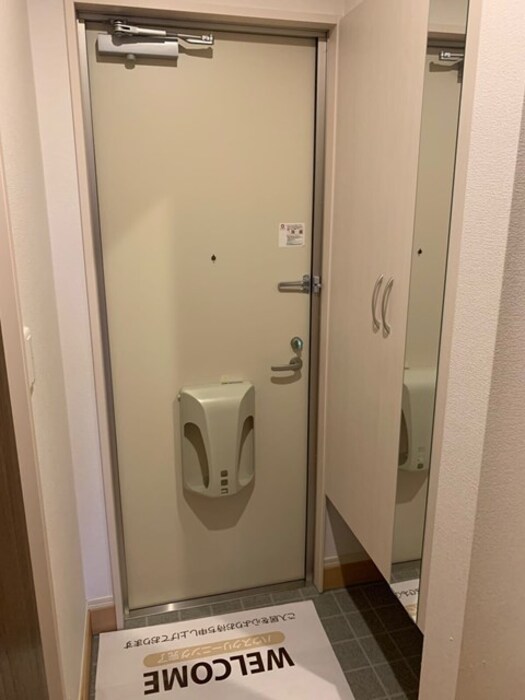 玄関　玄関 鏡付きシューズボックス付き