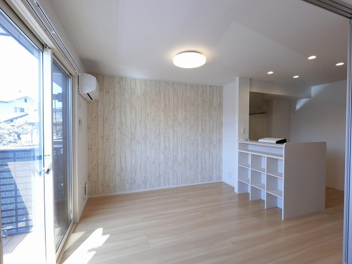 居室・リビング　リビング エアコン、照明器具、収納棚付き