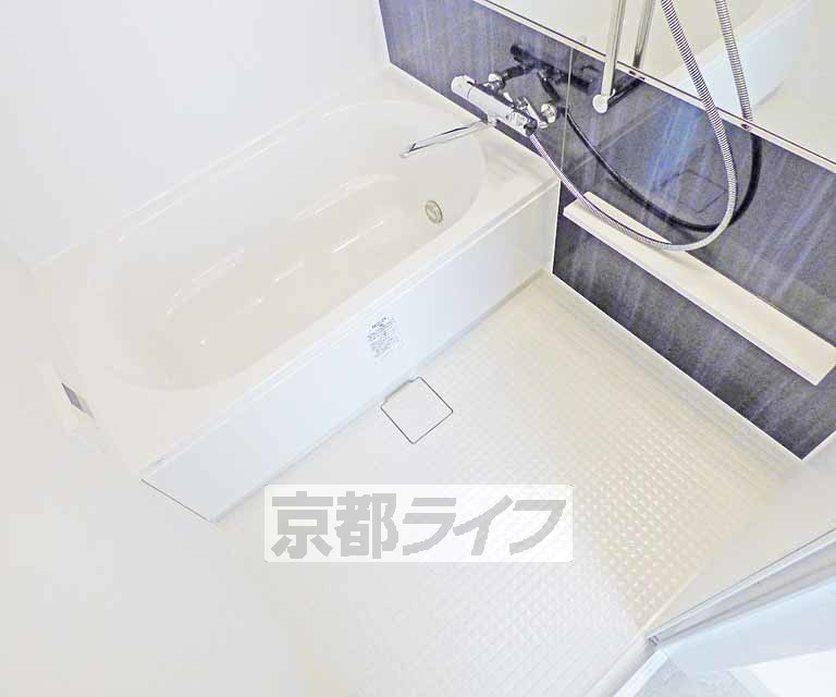 バス・シャワールーム　広々としたバスルーム。